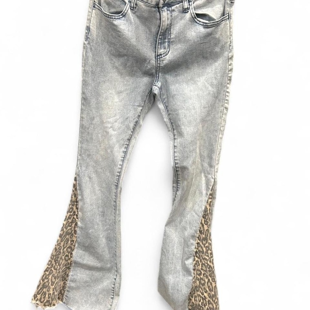 JUNIORS EASEL DISTRESSED DENIM SUPER‎ FLARE WITH ANIMAL PRINT SIZE 5